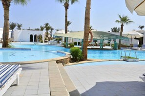 من حمّامات السباحة المغطاة، حمّام سباحة خارجي