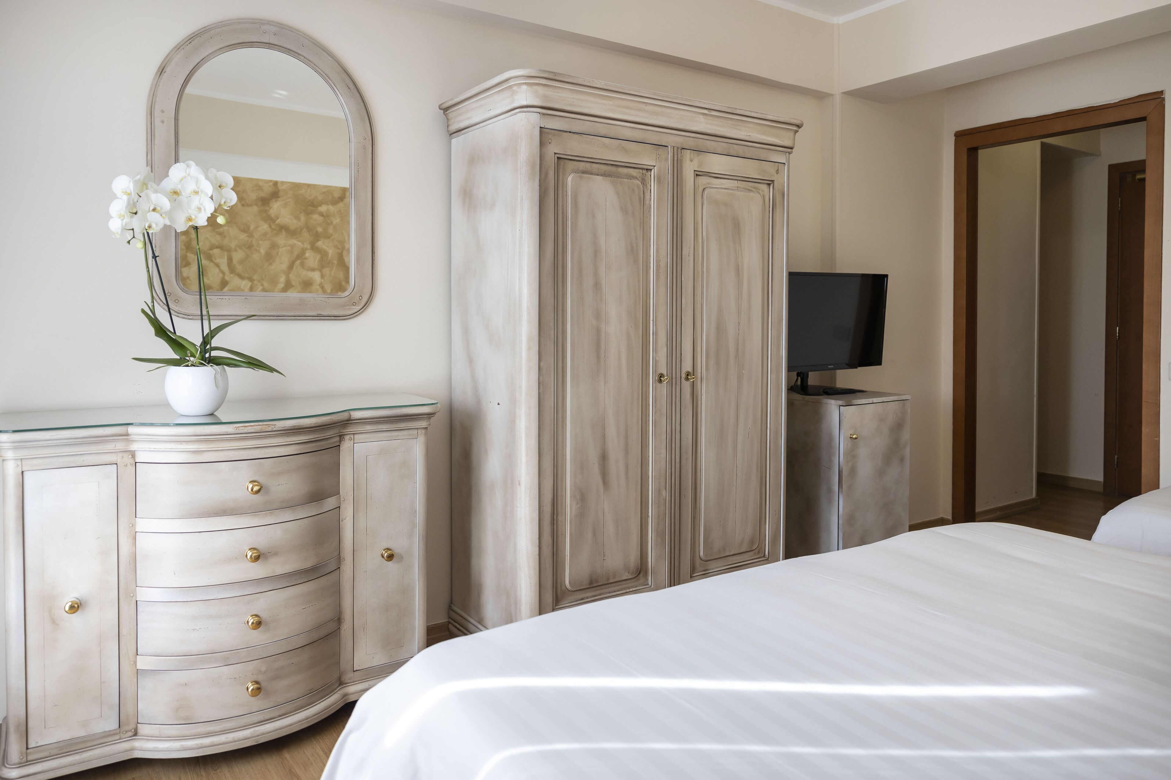 高级三人房 | 迷你吧、客房内保险箱、办公桌、婴儿床