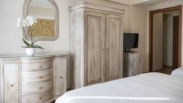 Minibar, caja de seguridad en la habitación, escritorio y cunas