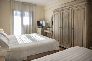 Habitació triple superior | Minibar, caixa forta a l'habitació, escriptori i bressols 