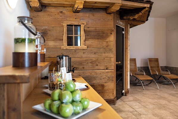 Un sauna, baño turco, baño turco/hammam, salas de tratamiento o masajes