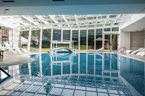 Piscine couverte, chaises longues