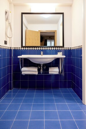 Superior Triple Room | Bathroom | Free toiletries, hair dryer, towels