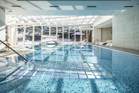 Indoor pool, sun loungers