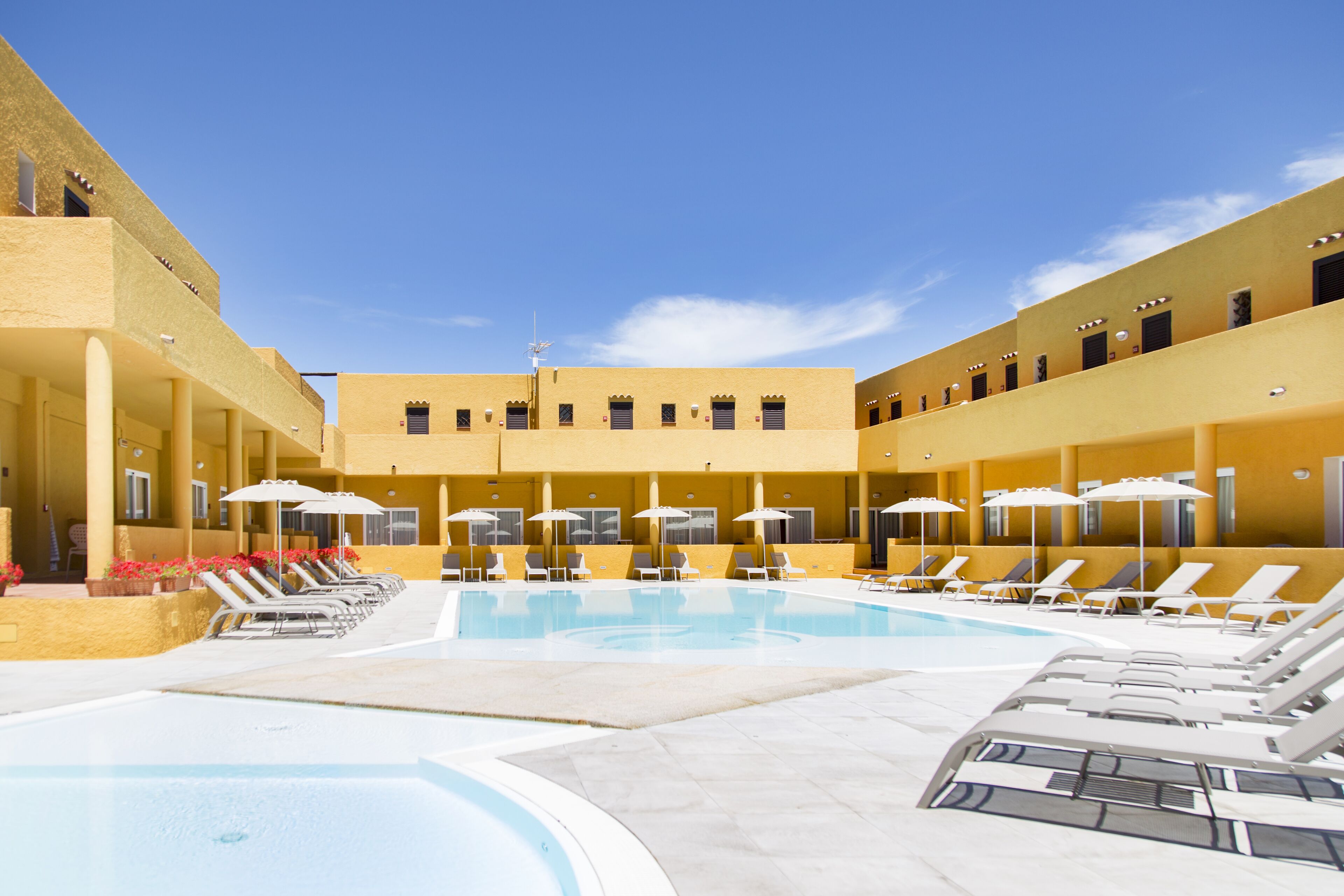 Outdoor pool, pool loungers