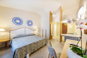 Deluxe kamer, uitzicht op zee | Een minibar, een bureau, babybedden (toeslag), gratis wifi