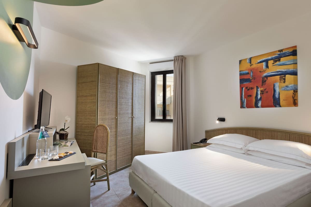 Standard Double or Twin Room | 1 bedroom, minibar, in-room safe, desk