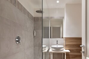 Shower, free toiletries, hair dryer, bidet - Rina Hotel (Alghero)