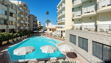 Outdoor pool, sun loungers