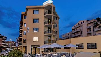 Fachada de la propiedad por la tarde o noche