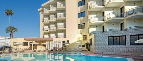 Piscine extérieure, chaises longues