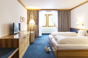 Double Room | In-room safe, desk, bed sheets