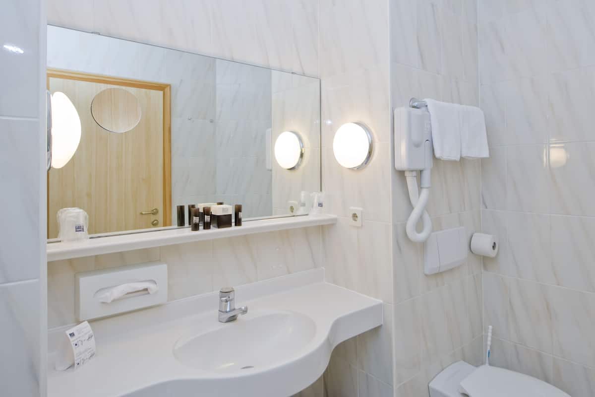 double room | bathroom | combined shower/bathtub, hair dryer, towels