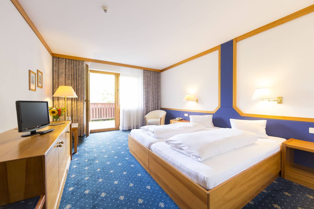 Double Room | In-room safe, desk, bed sheets