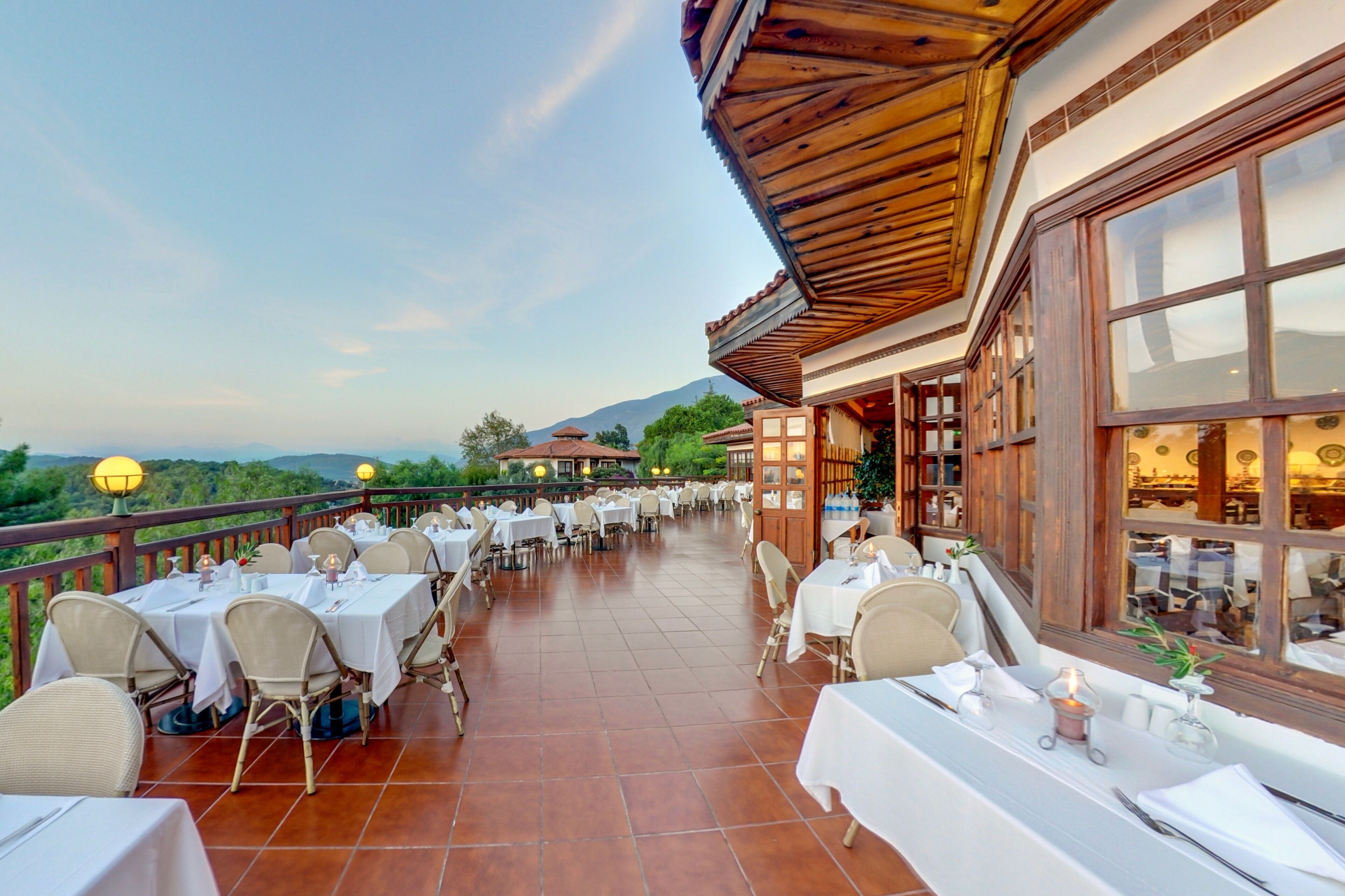 2 restaurantes; se sirven desayunos 