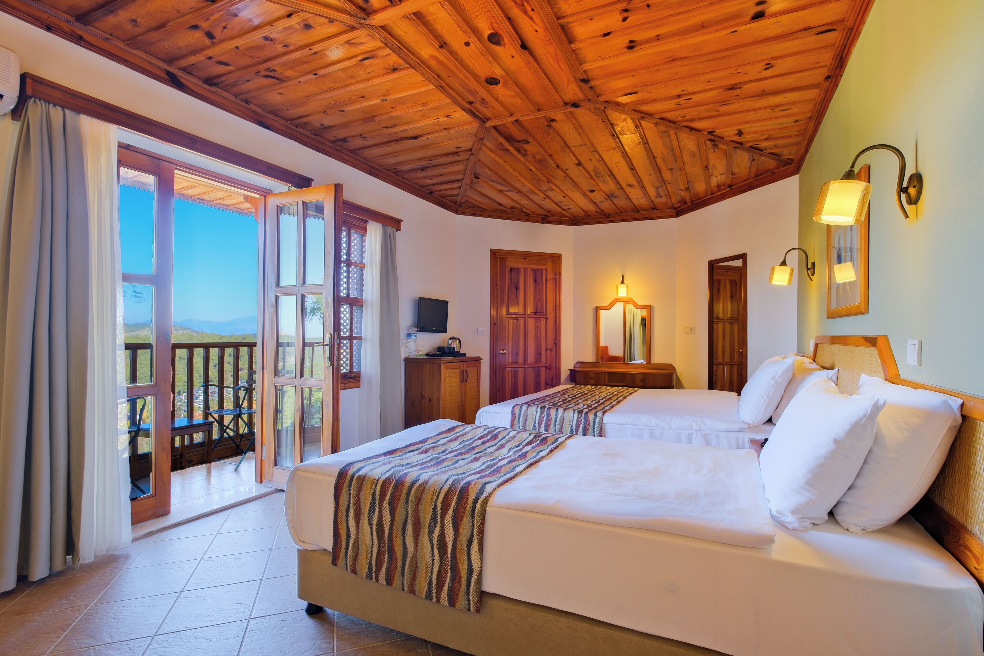 أغطية فراش متميزة وميني بار وخزنة داخل الغرفة ومكتب