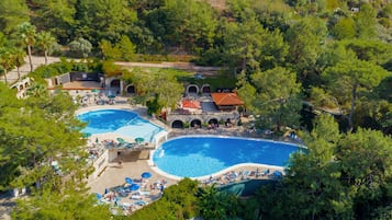 3 utendørsbassenger, bassengparasoller og solsenger