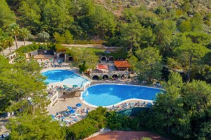 3 室外游泳池，池畔遮阳伞，日光浴躺椅