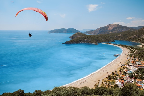 Beach nearby, free beach shuttle, beach volleyball