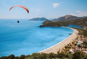 Beach nearby, free beach shuttle, beach volleyball