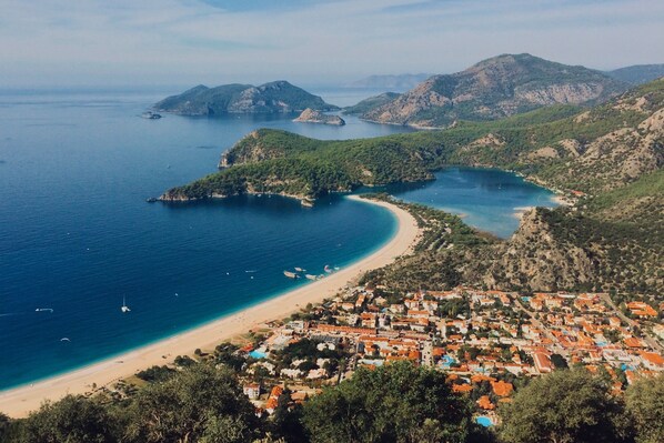 在海灘附近、免費海灘接駁車、排球