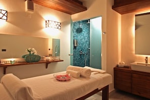 Área de tratamiento exterior, tina de hidromasaje y baño de vapor 