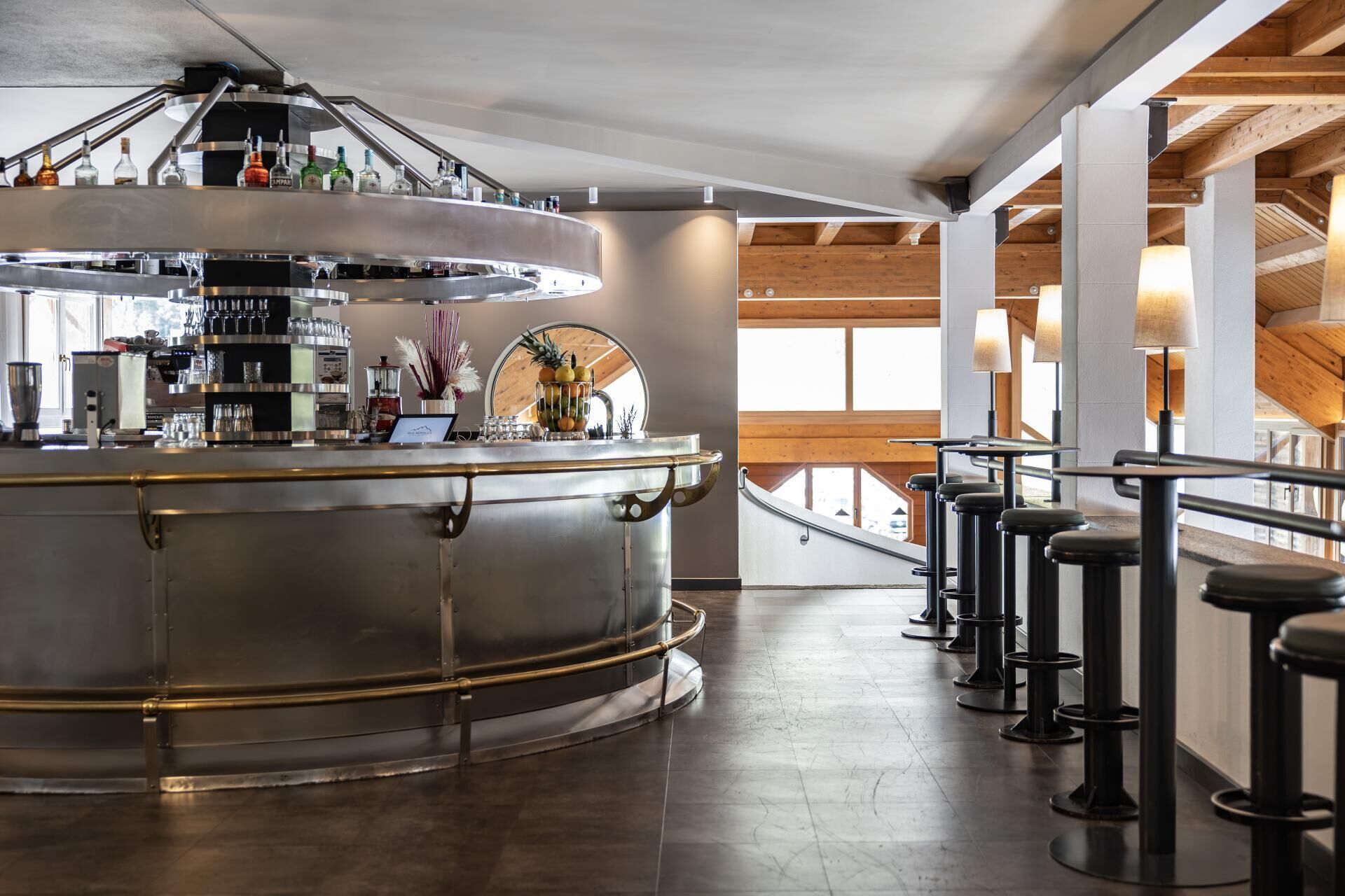 2 bars/lounges