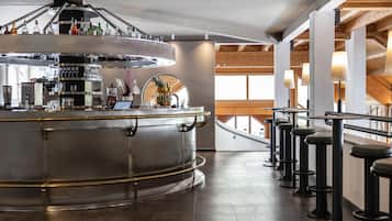 2 bars/lounges