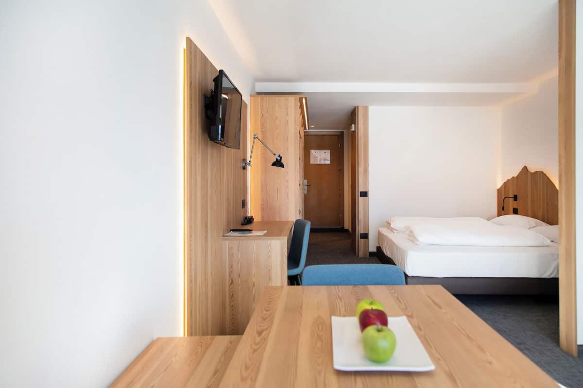 Perhehuone | Tallelokero huoneessa, työpöytä, vauvansängyt, ilmainen Wi-Fi