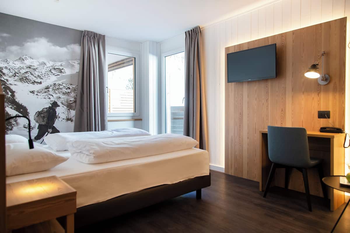 Tallelokero huoneessa, työpöytä, vauvansängyt, ilmainen Wi-Fi