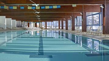 Kolam renang indoor