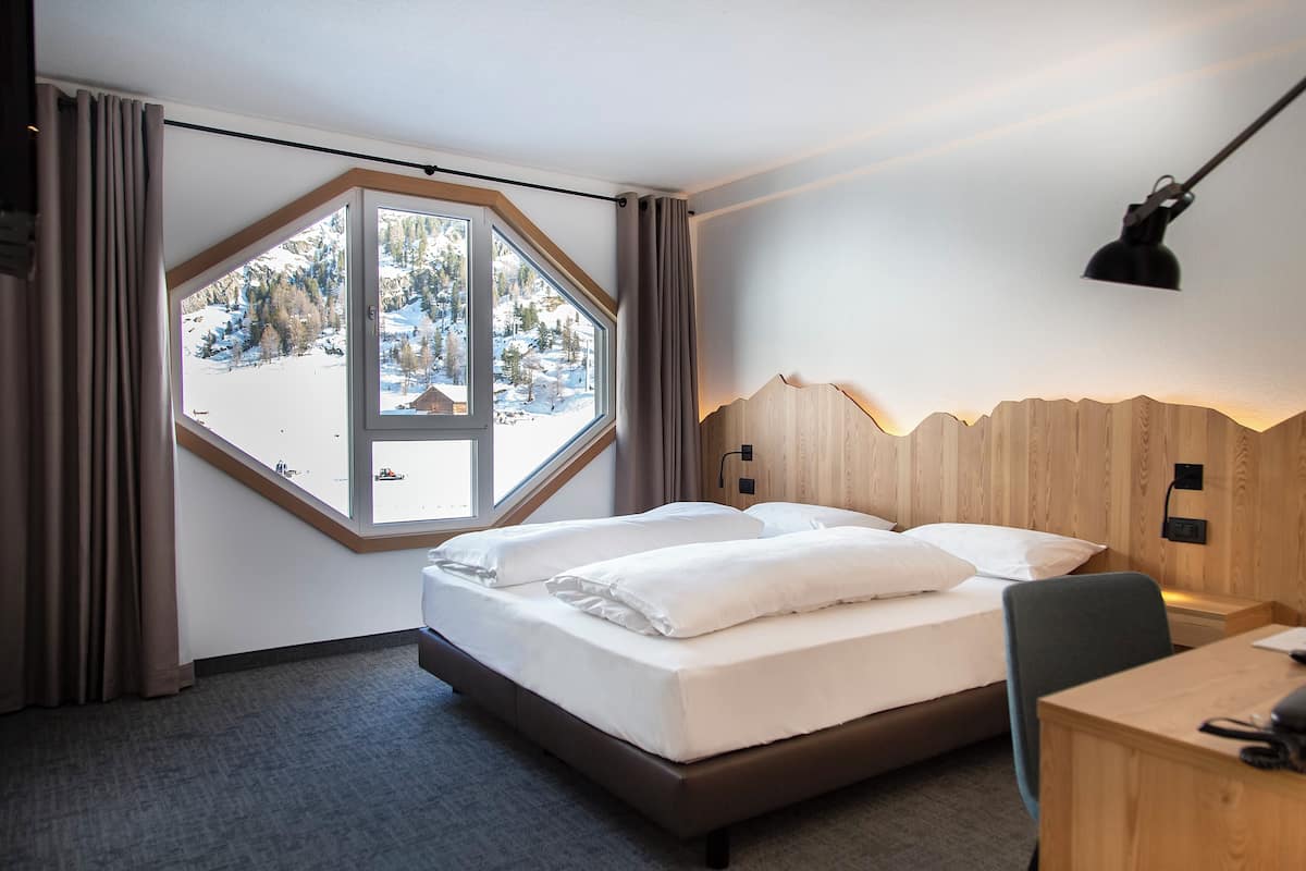 Tallelokero huoneessa, työpöytä, vauvansängyt, ilmainen Wi-Fi