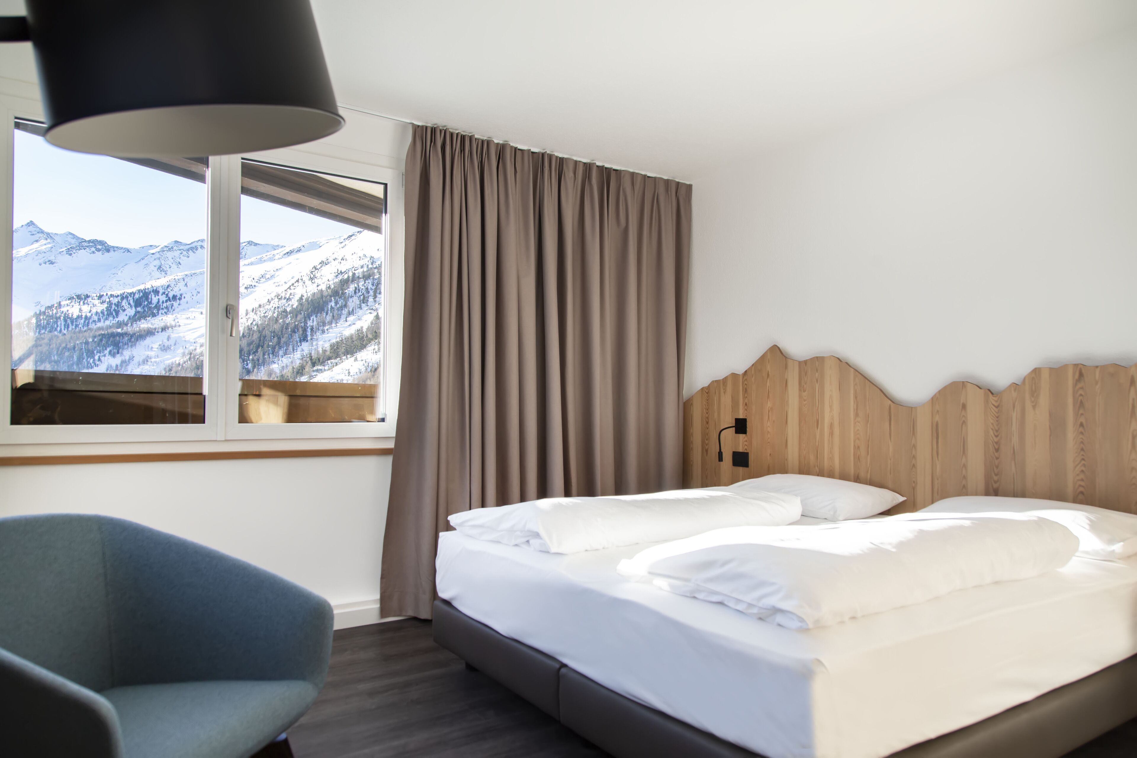 Habitación doble superior, balcón | Caja fuerte, escritorio, cunas (de pago) y wifi gratis