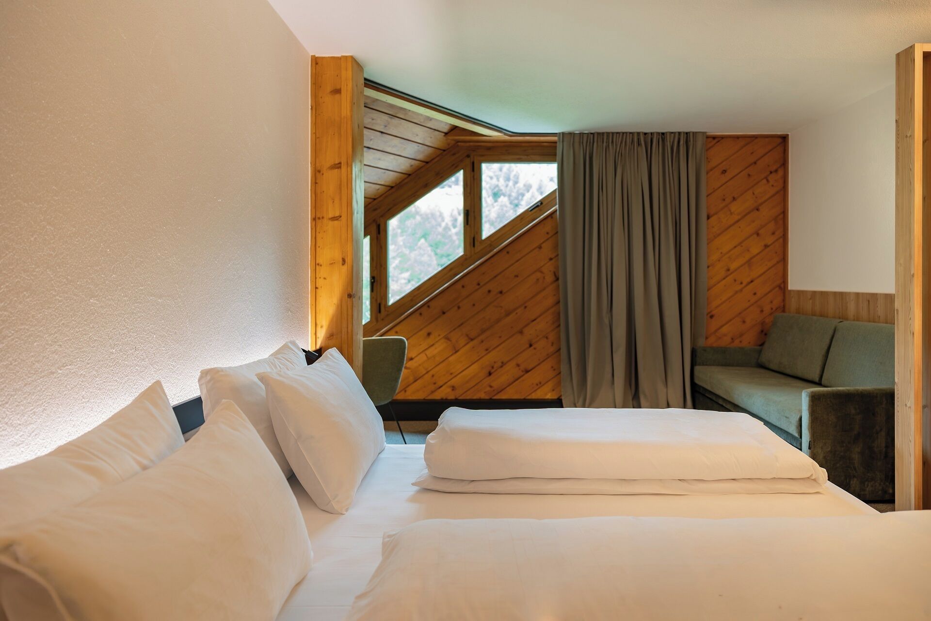 Une chambre à coucher avec un lit, une chaise et un canapé.