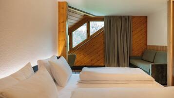 Une chambre à coucher avec un lit, une chaise et un canapé.