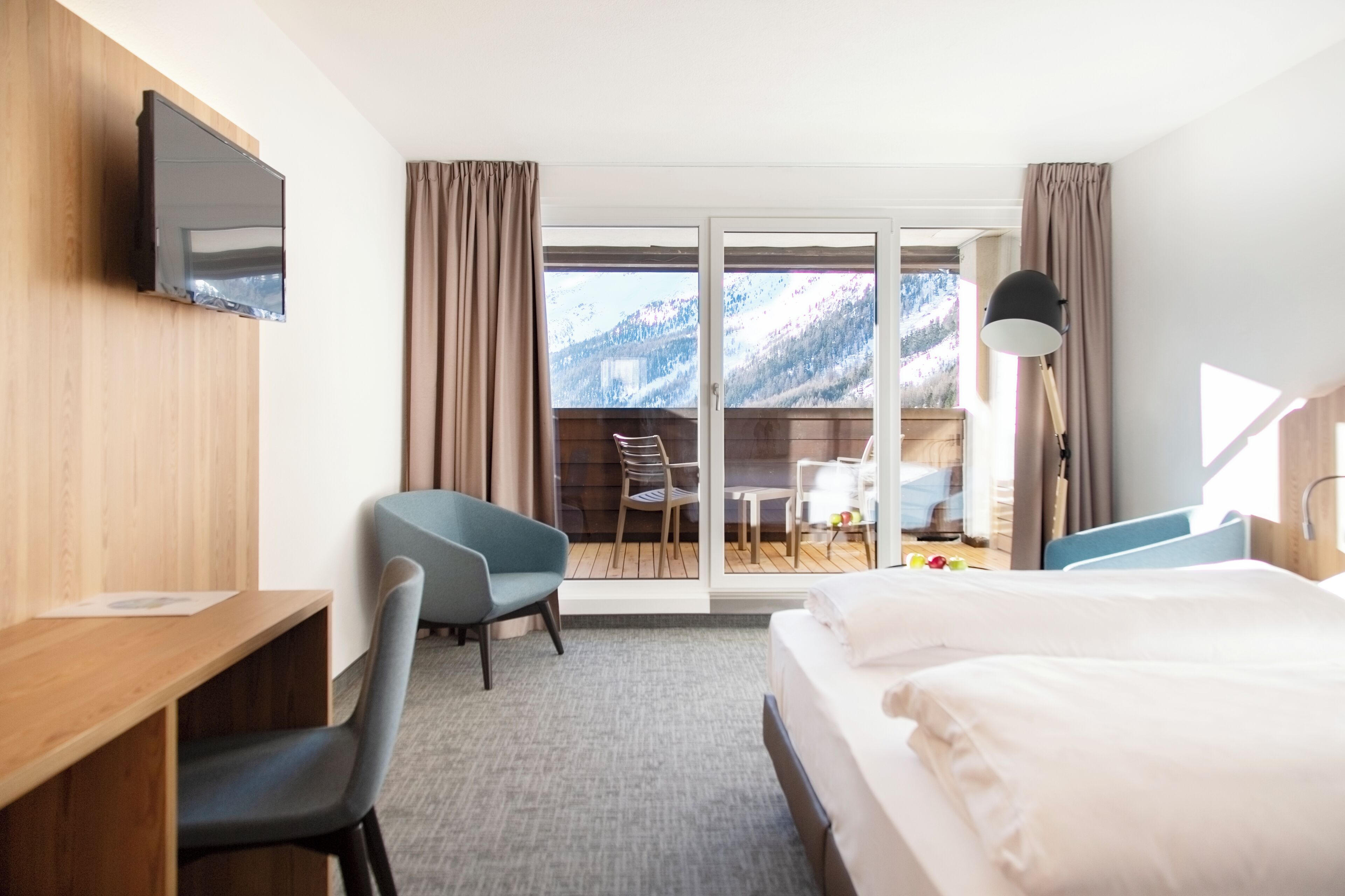 Kahden hengen superior-huone, parveke | Tallelokero huoneessa, työpöytä, vauvansängyt, ilmainen Wi-Fi