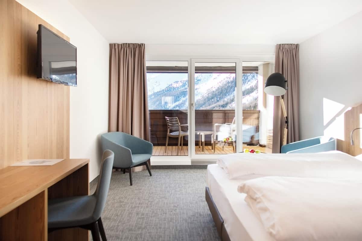 Kahden hengen superior-huone, parveke | Tallelokero huoneessa, työpöytä, vauvansängyt, ilmainen Wi-Fi