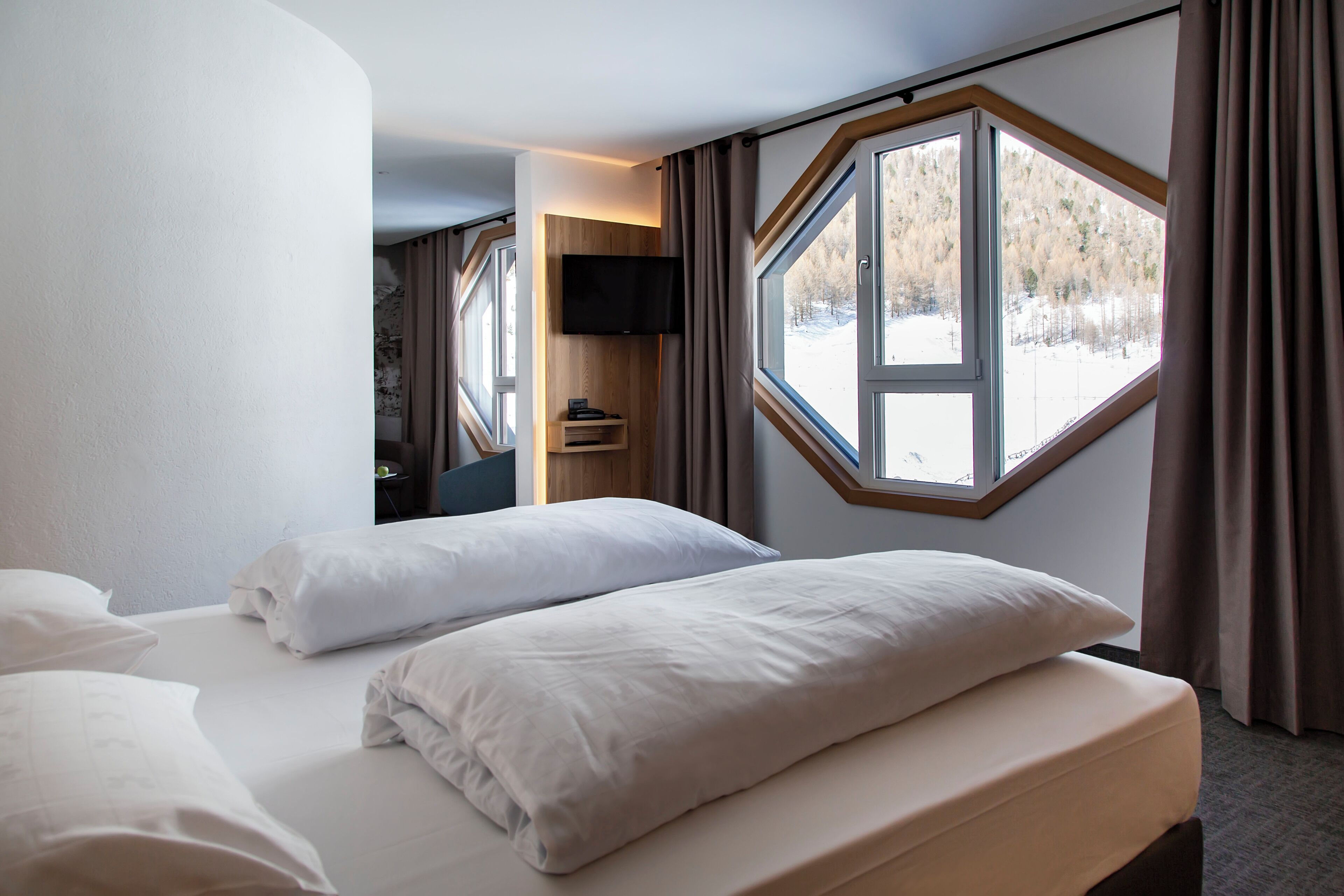 Junior Suite | Tallelokero huoneessa, työpöytä, vauvansängyt, ilmainen Wi-Fi