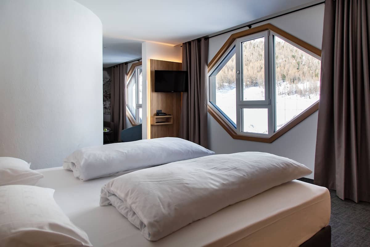 Junior Suite | Tallelokero huoneessa, työpöytä, vauvansängyt, ilmainen Wi-Fi