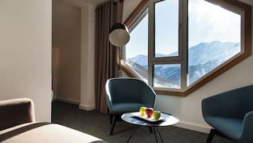 Superior-Dreibettzimmer | Zimmersafe, Schreibtisch, Babybetten, kostenloses WLAN
