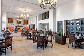 供应晚餐，本地与国际菜