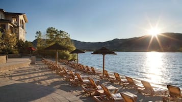 Plage privée, chaises longues, serviettes de plage
