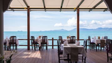 Se sirven desayunos, comidas y cocina tailandesa con vista a la playa