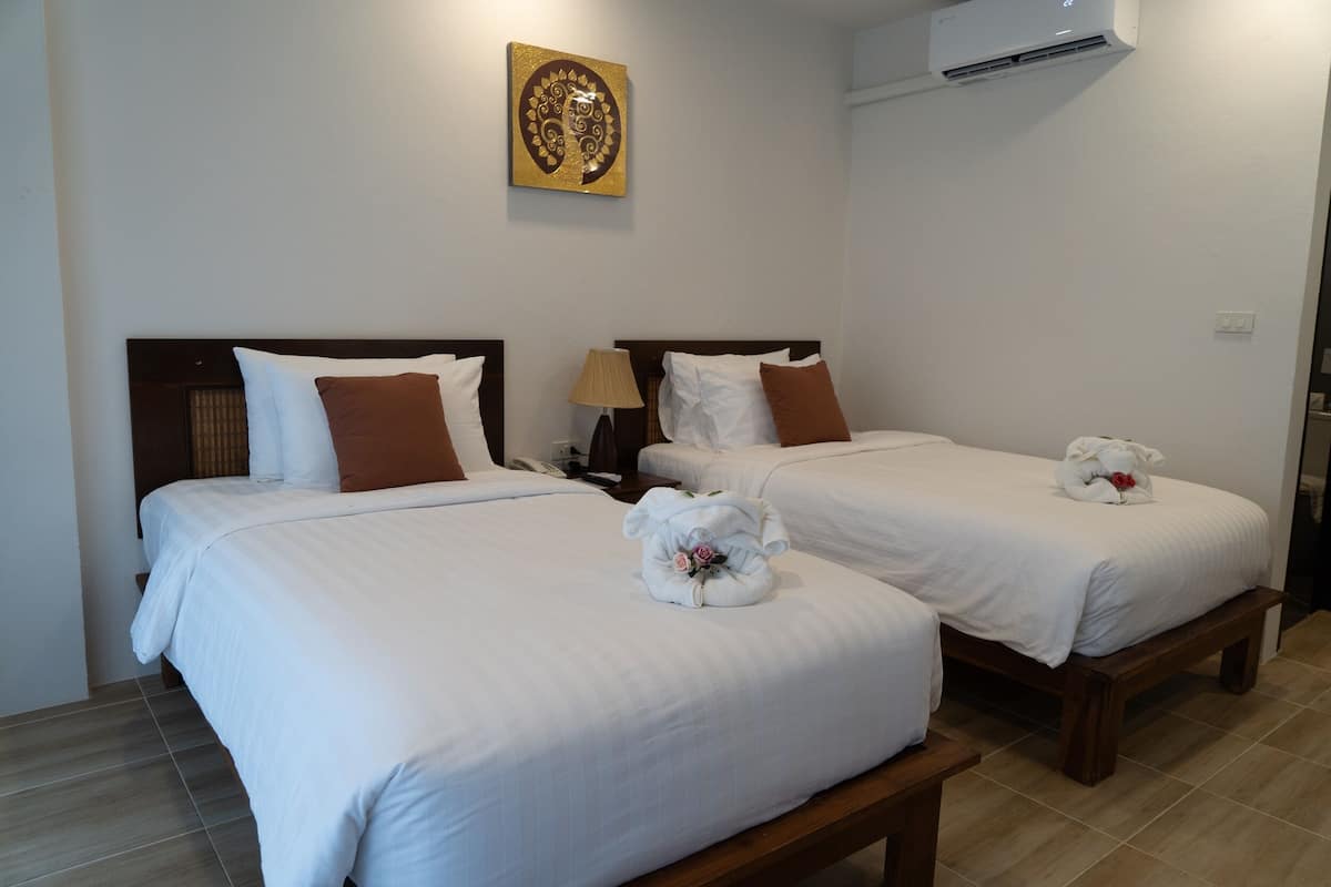 Premium bedding, in-room safe, soundproofing, WiFi (free)