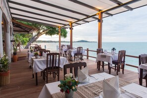 Melayani sarapan, makan siang, makan malam; dengan pemandangan pantai