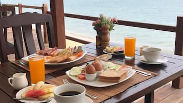 Tägliches kontinentales Frühstück (400 THB pro Person)