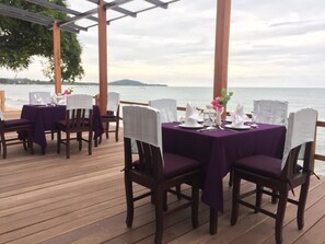 Breakfast, lunch, dinner served; Thai cuisine, beach views 