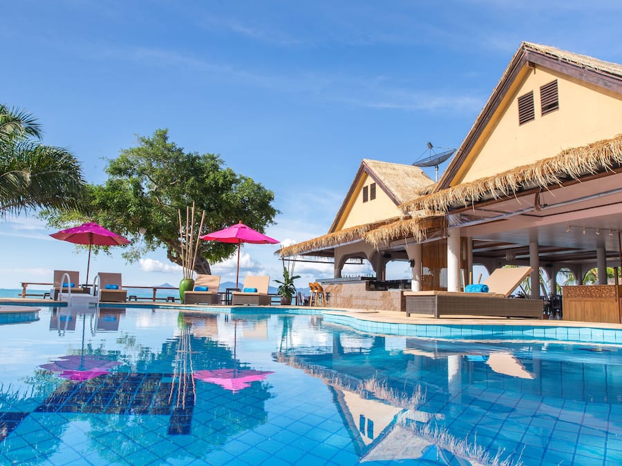 Piscina externa, guarda-sóis