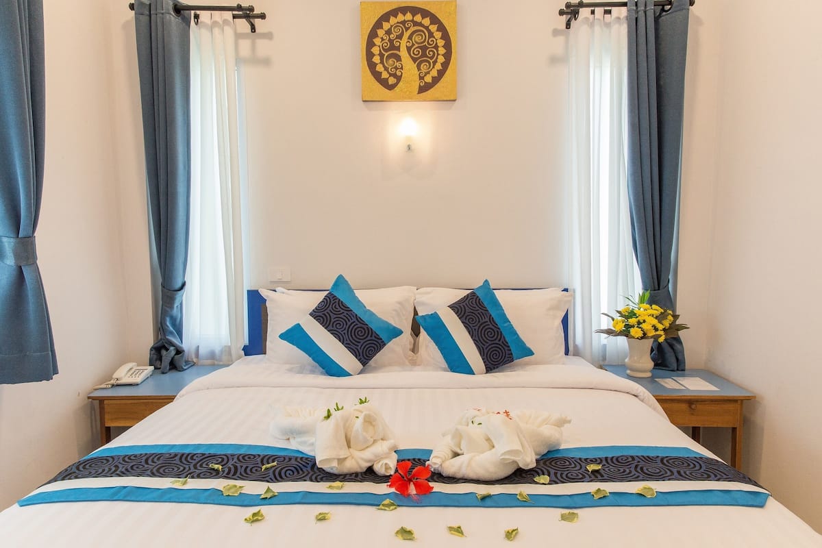 Premium bedding, in-room safe, soundproofing, WiFi (free)