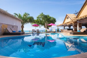 Una piscina al aire libre, sombrillas